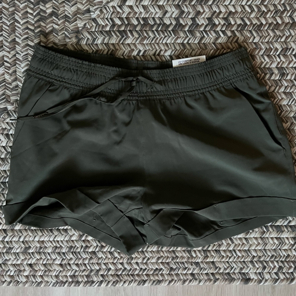 GAIAM
Anita Cuffed Woven Performance Short